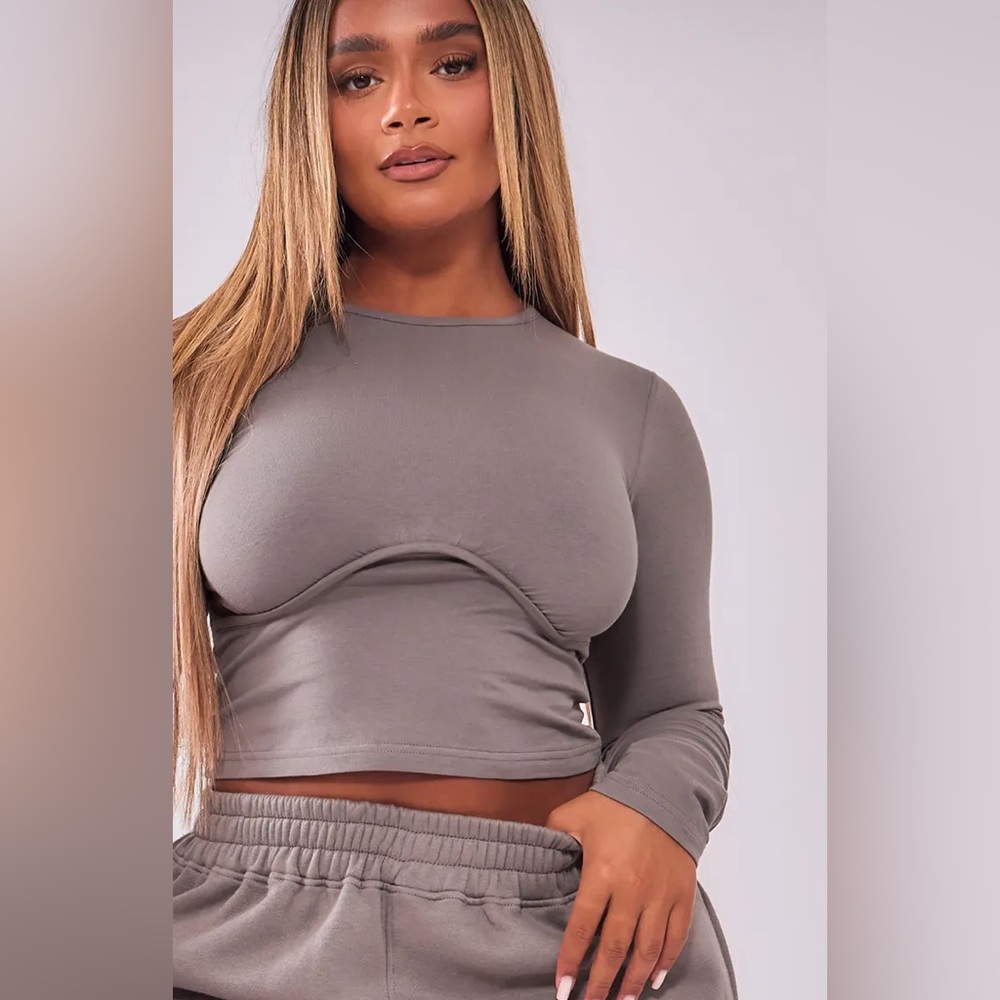 PrettyLittleThing Cream Long Sleeve Curved Seam Crop Top